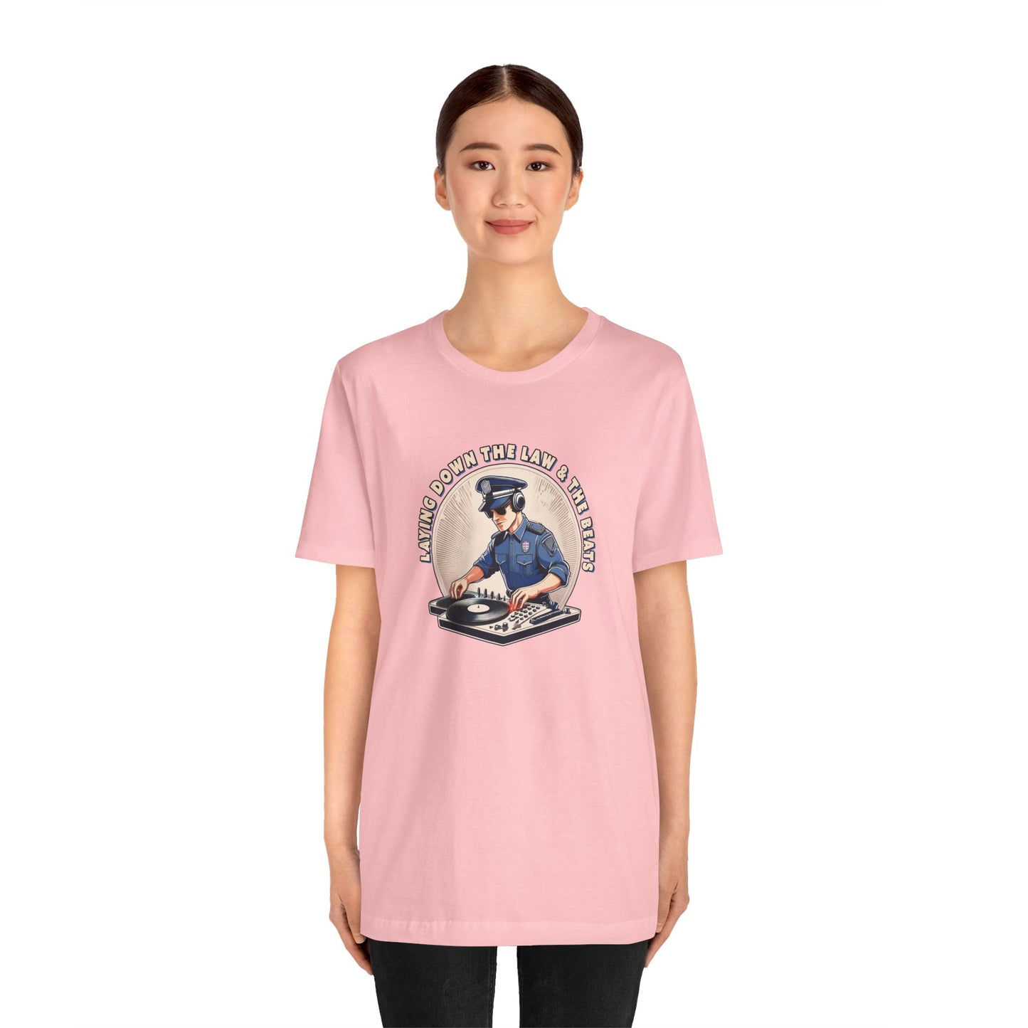 Tagsüber Polizist, nachts DJ – Kurzärmliges T-Shirt – Retro-Design „Laying Down the Law“
