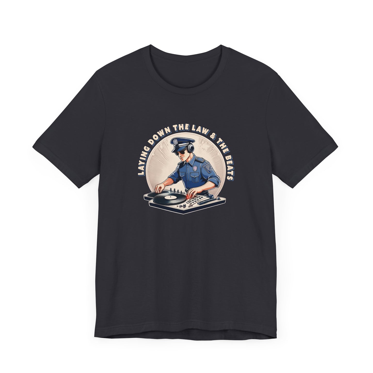 Tagsüber Polizist, nachts DJ – Kurzärmliges T-Shirt – Retro-Design „Laying Down the Law“