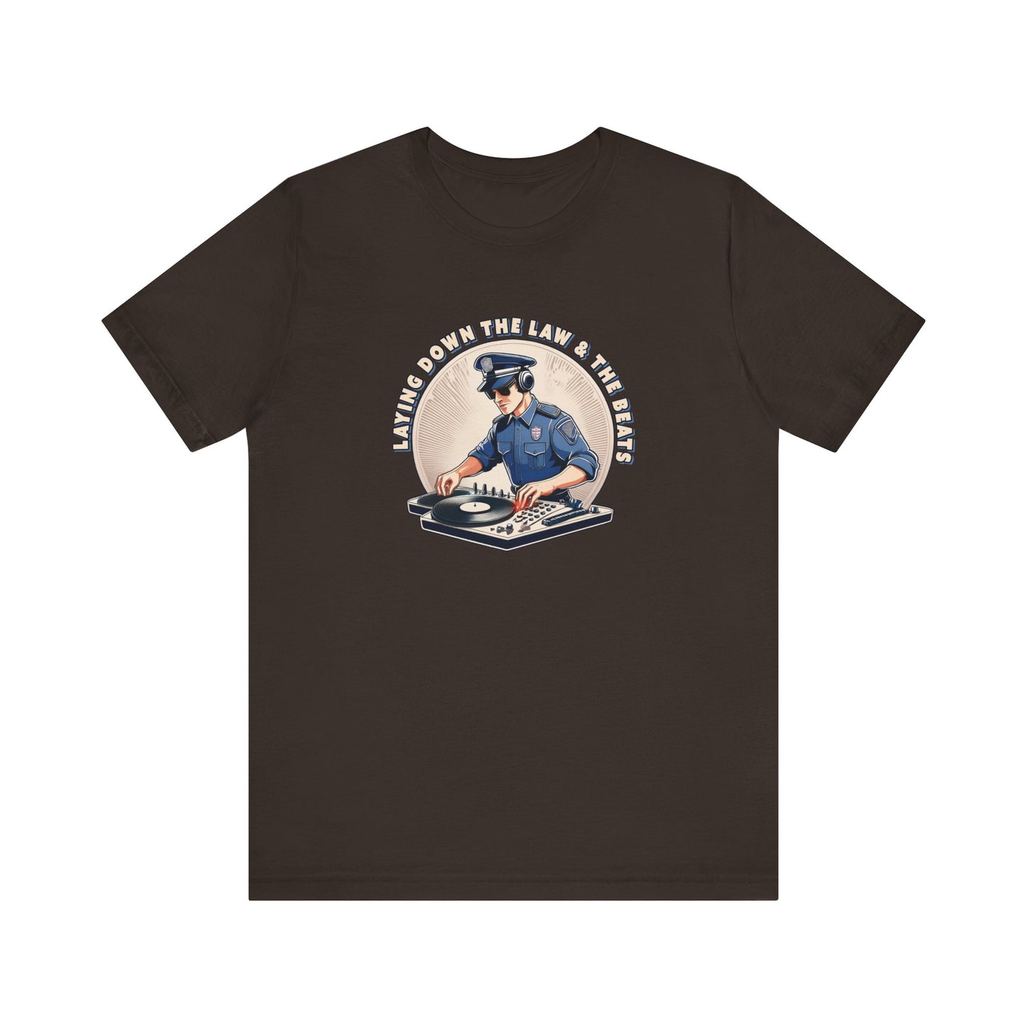 Tagsüber Polizist, nachts DJ – Kurzärmliges T-Shirt – Retro-Design „Laying Down the Law“