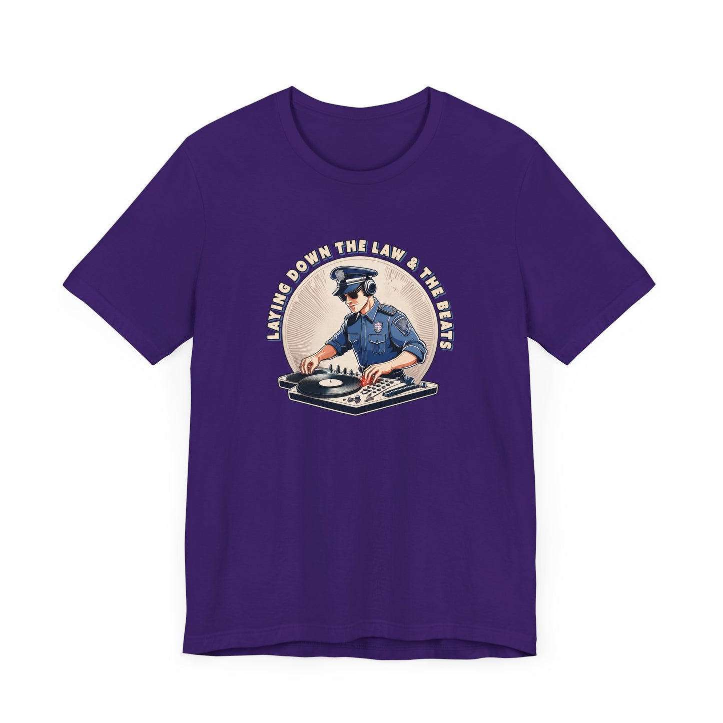Tagsüber Polizist, nachts DJ – Kurzärmliges T-Shirt – Retro-Design „Laying Down the Law“