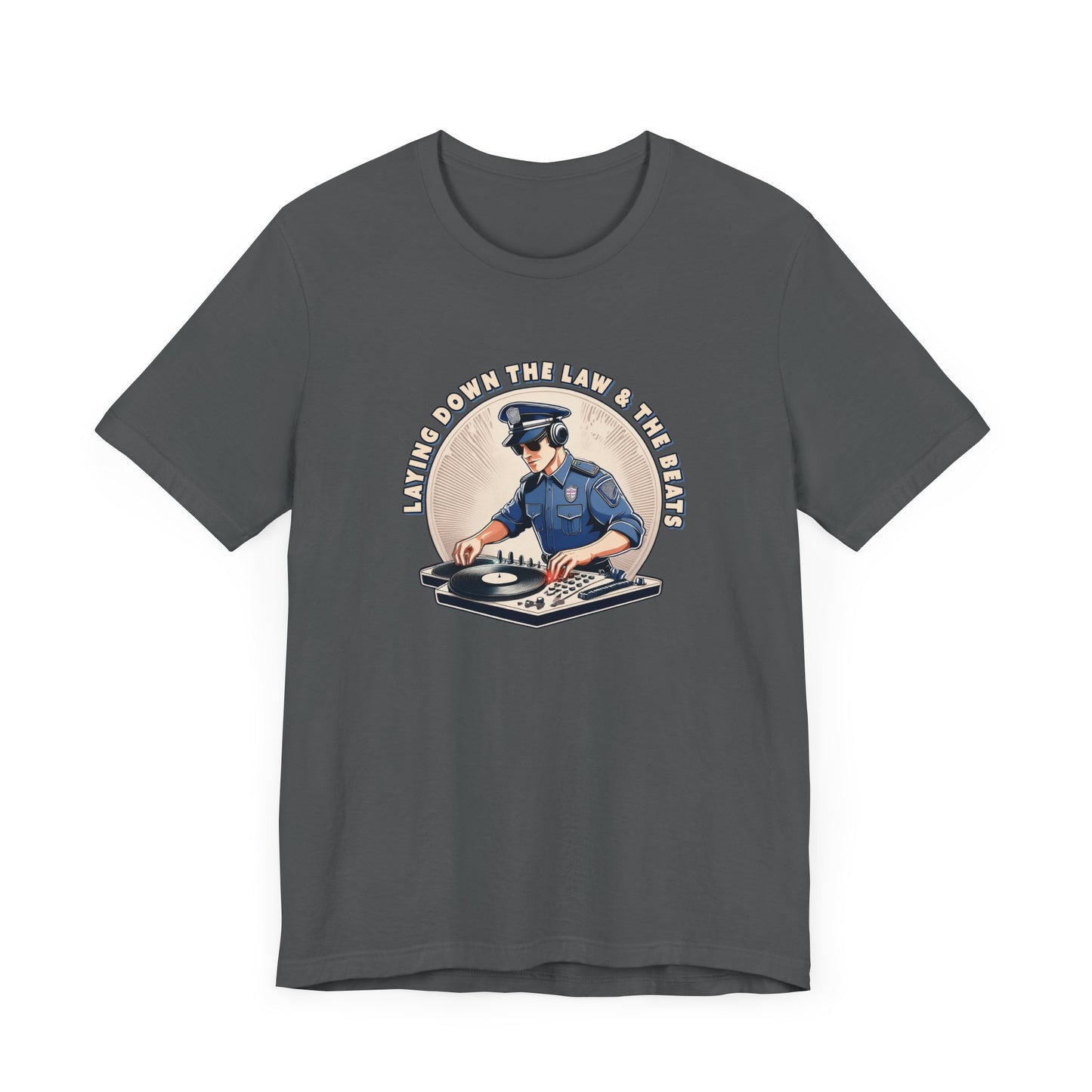 Tagsüber Polizist, nachts DJ – Kurzärmliges T-Shirt – Retro-Design „Laying Down the Law“