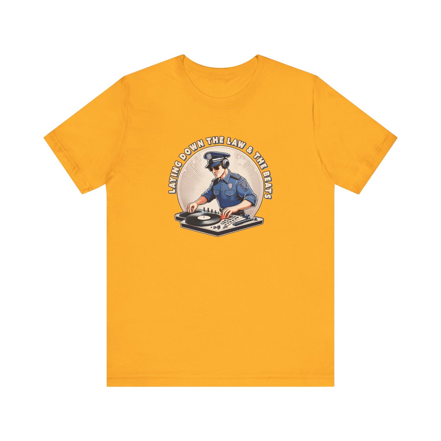Tagsüber Polizist, nachts DJ – Kurzärmliges T-Shirt – Retro-Design „Laying Down the Law“