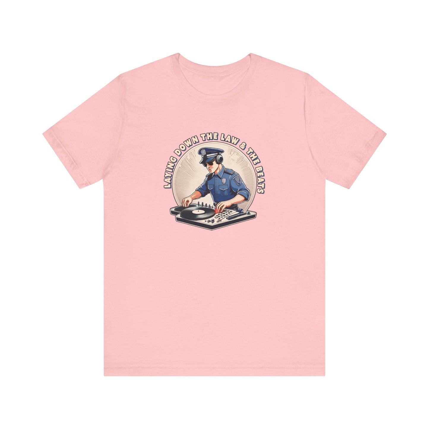 Tagsüber Polizist, nachts DJ – Kurzärmliges T-Shirt – Retro-Design „Laying Down the Law“