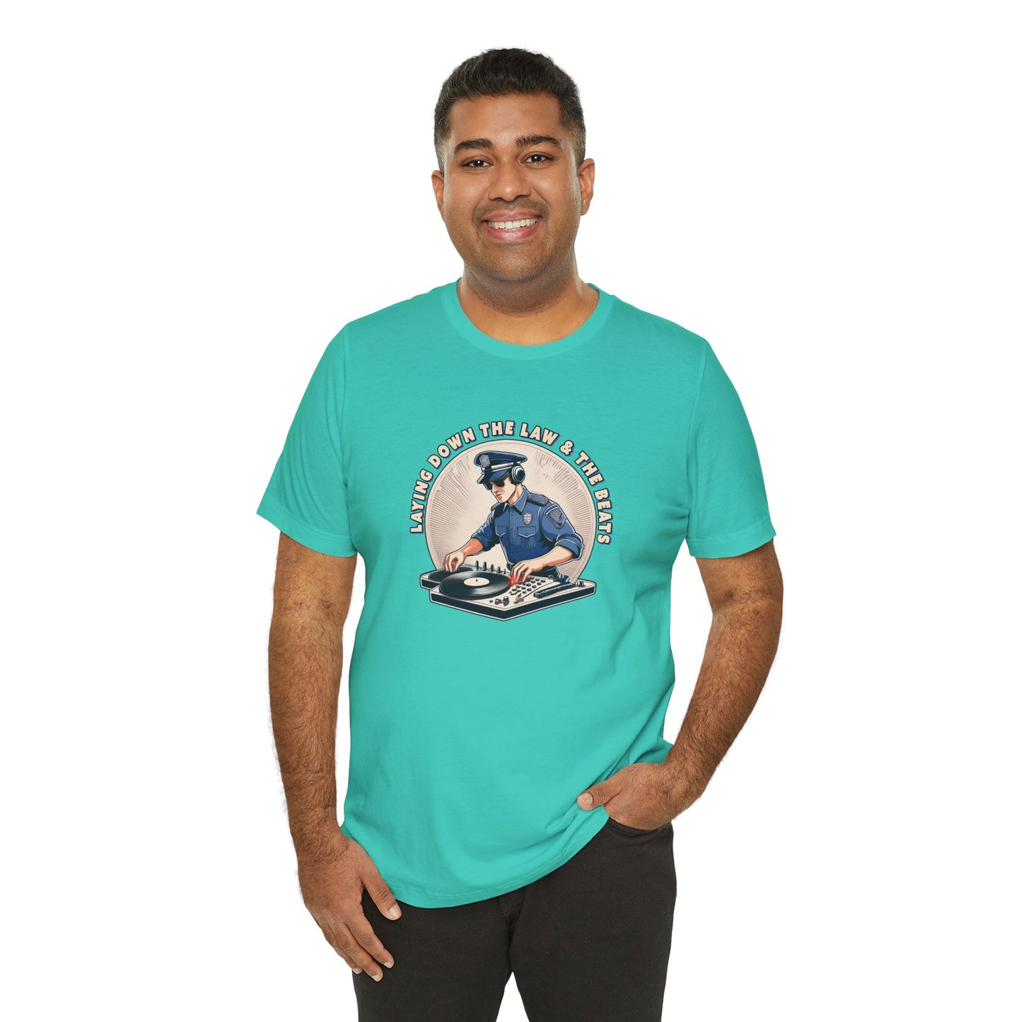 Tagsüber Polizist, nachts DJ – Kurzärmliges T-Shirt – Retro-Design „Laying Down the Law“