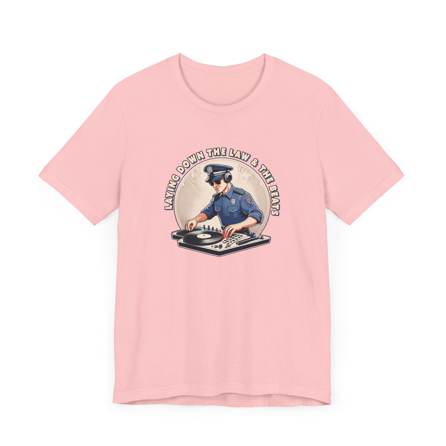 Tagsüber Polizist, nachts DJ – Kurzärmliges T-Shirt – Retro-Design „Laying Down the Law“