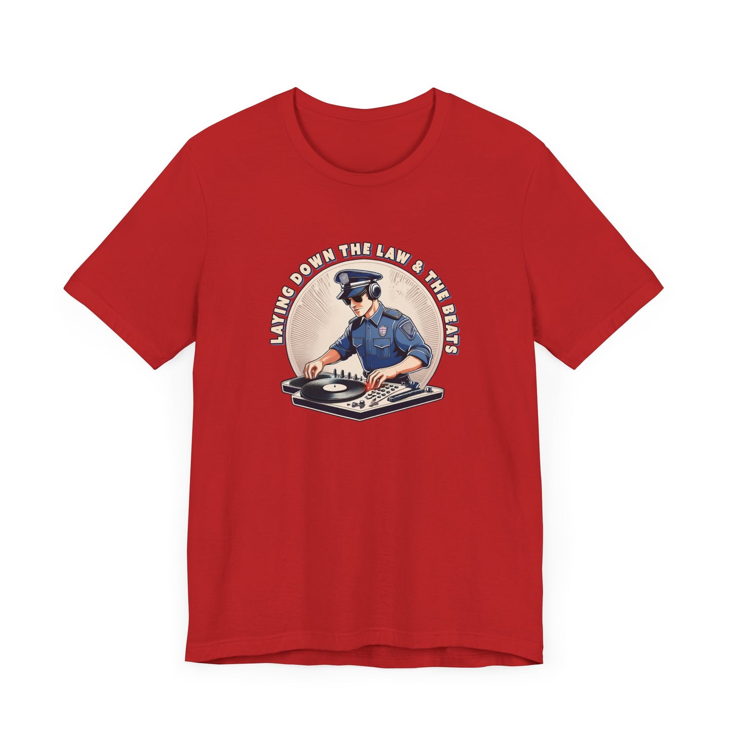 Tagsüber Polizist, nachts DJ – Kurzärmliges T-Shirt – Retro-Design „Laying Down the Law“