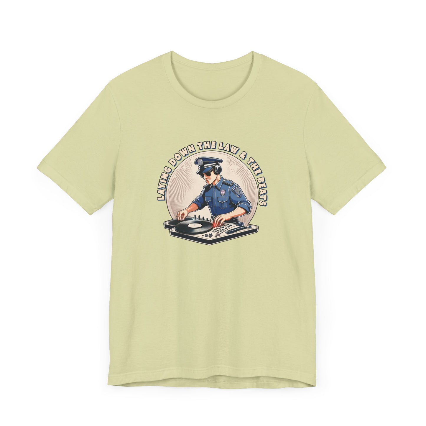 Tagsüber Polizist, nachts DJ – Kurzärmliges T-Shirt – Retro-Design „Laying Down the Law“