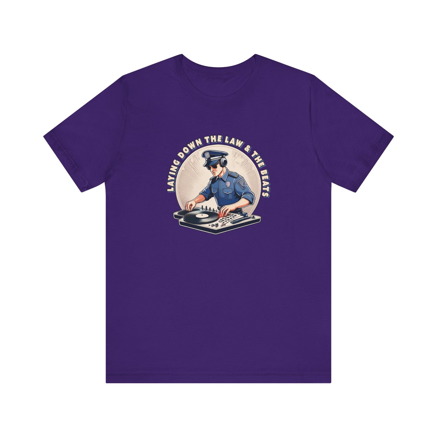 Tagsüber Polizist, nachts DJ – Kurzärmliges T-Shirt – Retro-Design „Laying Down the Law“