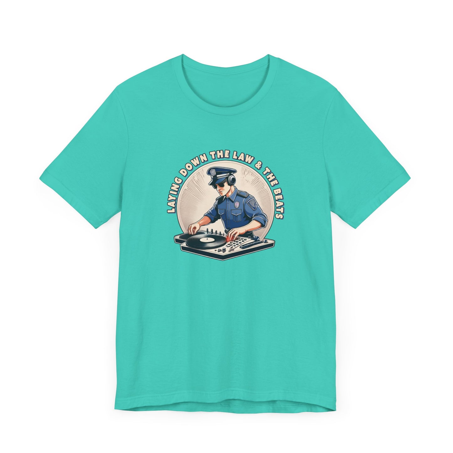 Tagsüber Polizist, nachts DJ – Kurzärmliges T-Shirt – Retro-Design „Laying Down the Law“