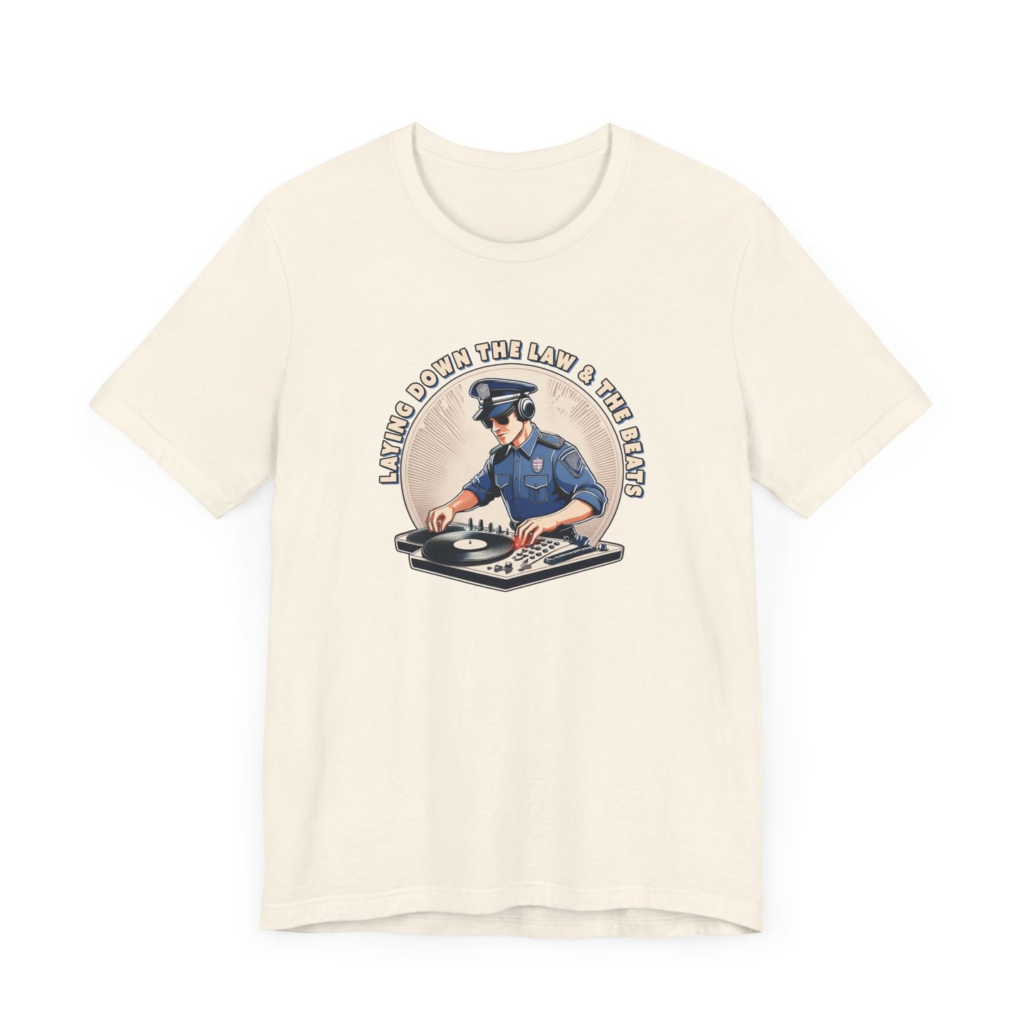 Tagsüber Polizist, nachts DJ – Kurzärmliges T-Shirt – Retro-Design „Laying Down the Law“