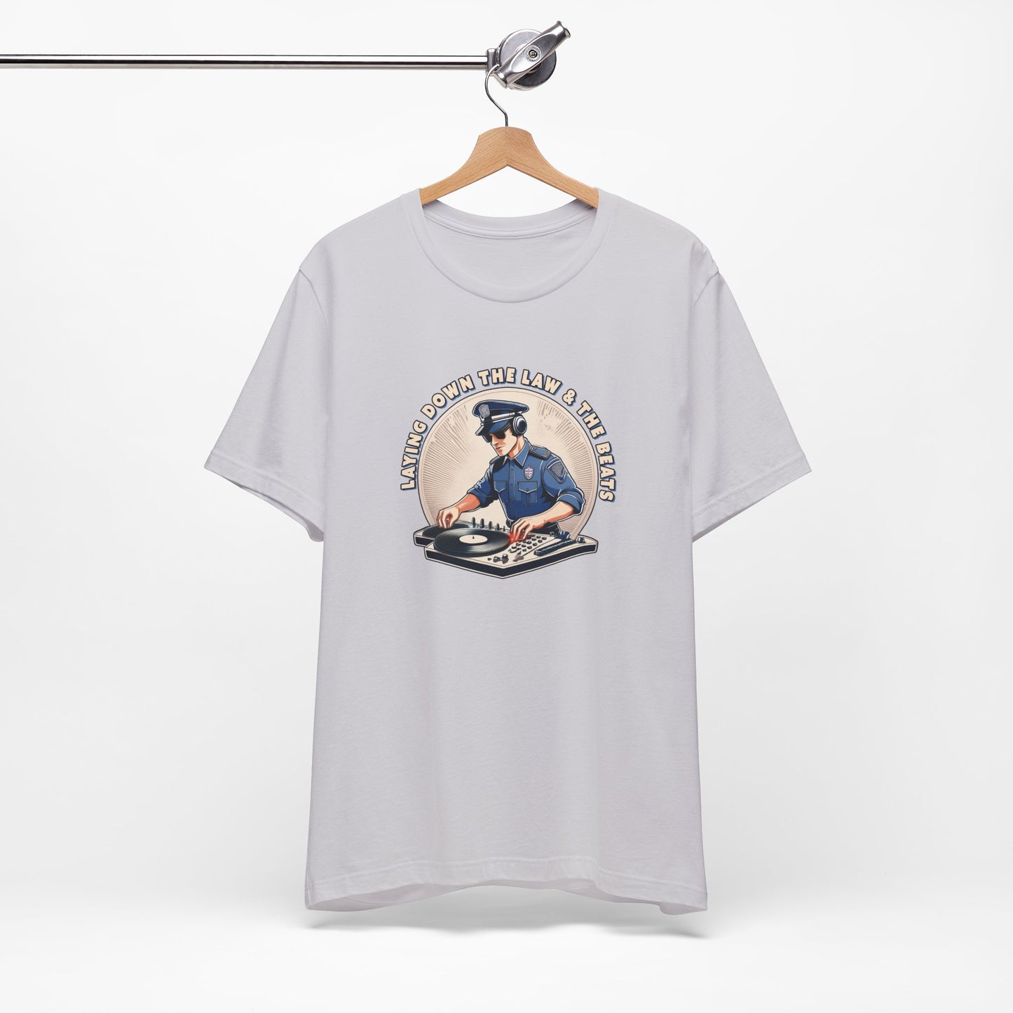 Tagsüber Polizist, nachts DJ – Kurzärmliges T-Shirt – Retro-Design „Laying Down the Law“