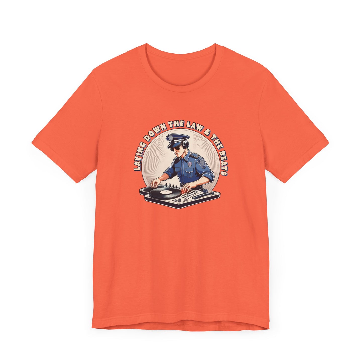 Tagsüber Polizist, nachts DJ – Kurzärmliges T-Shirt – Retro-Design „Laying Down the Law“