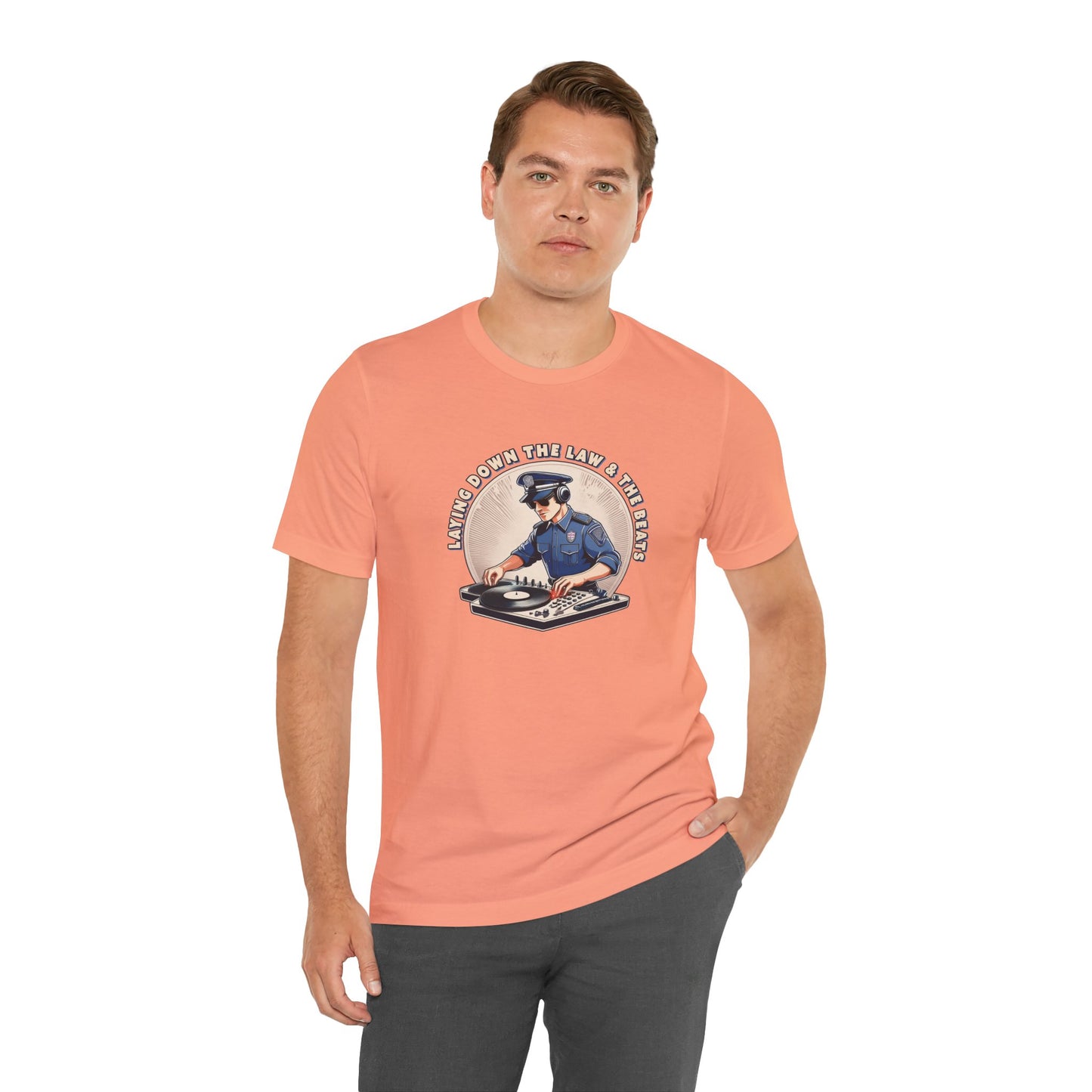 Tagsüber Polizist, nachts DJ – Kurzärmliges T-Shirt – Retro-Design „Laying Down the Law“