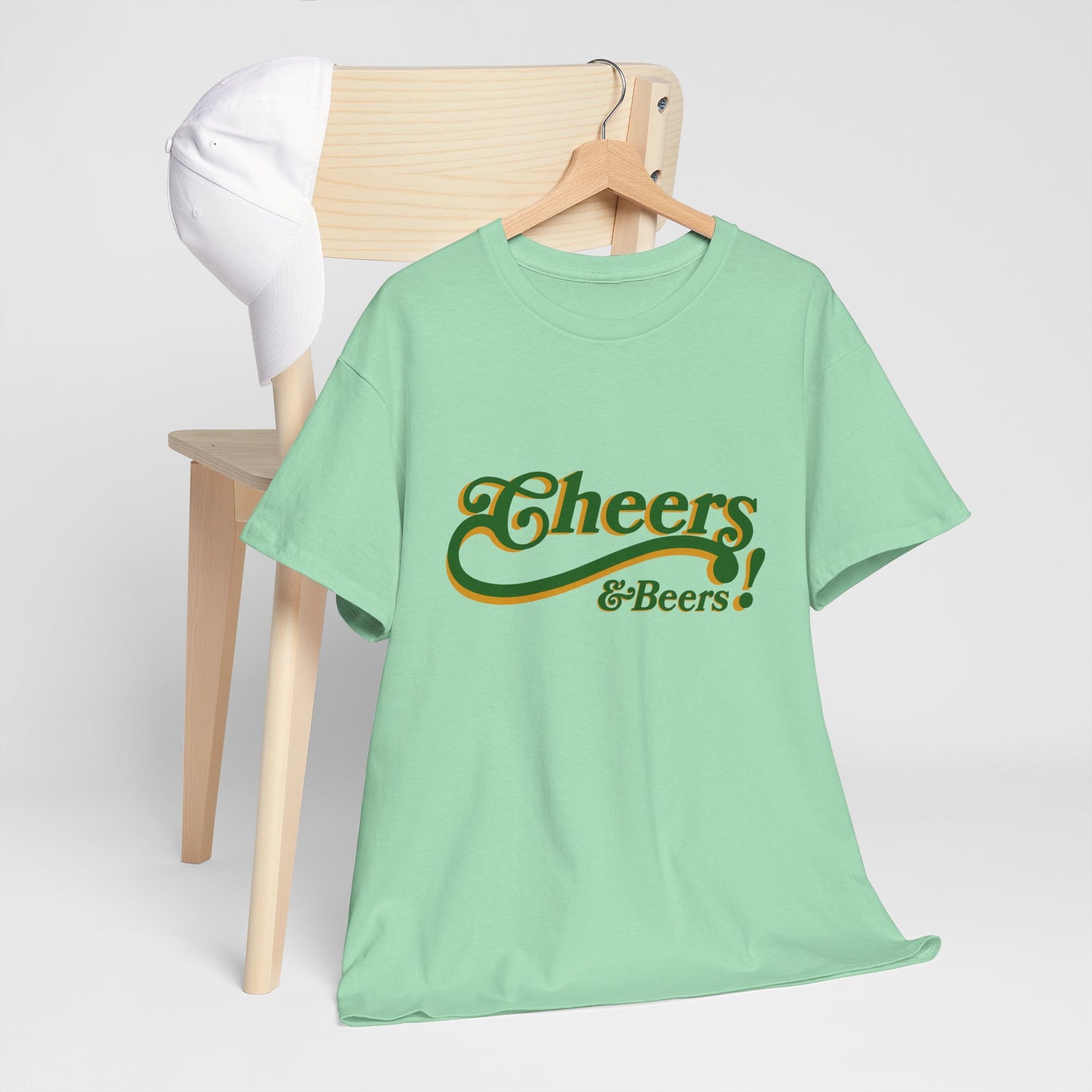 Cheers & Beers Unisex-T-Shirt aus schwerer Baumwolle – Perfekt für Feiern und zwanglose Ausflüge