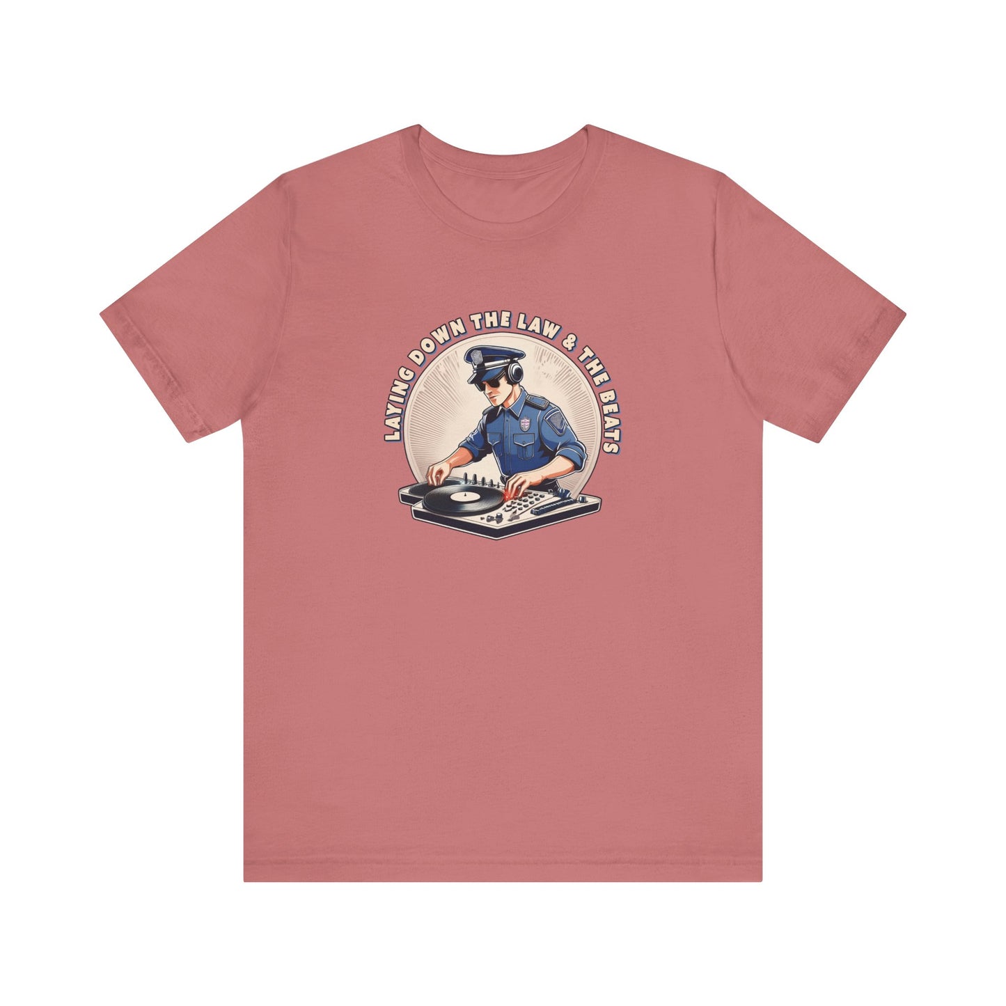 Tagsüber Polizist, nachts DJ – Kurzärmliges T-Shirt – Retro-Design „Laying Down the Law“