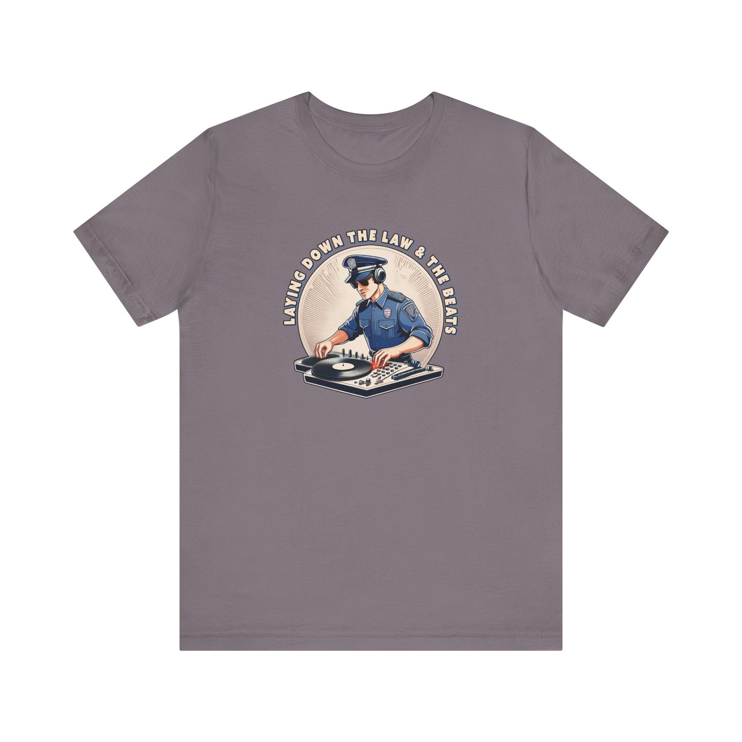 Tagsüber Polizist, nachts DJ – Kurzärmliges T-Shirt – Retro-Design „Laying Down the Law“