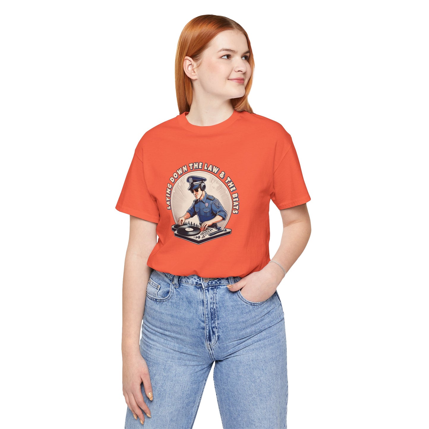 Tagsüber Polizist, nachts DJ – Kurzärmliges T-Shirt – Retro-Design „Laying Down the Law“