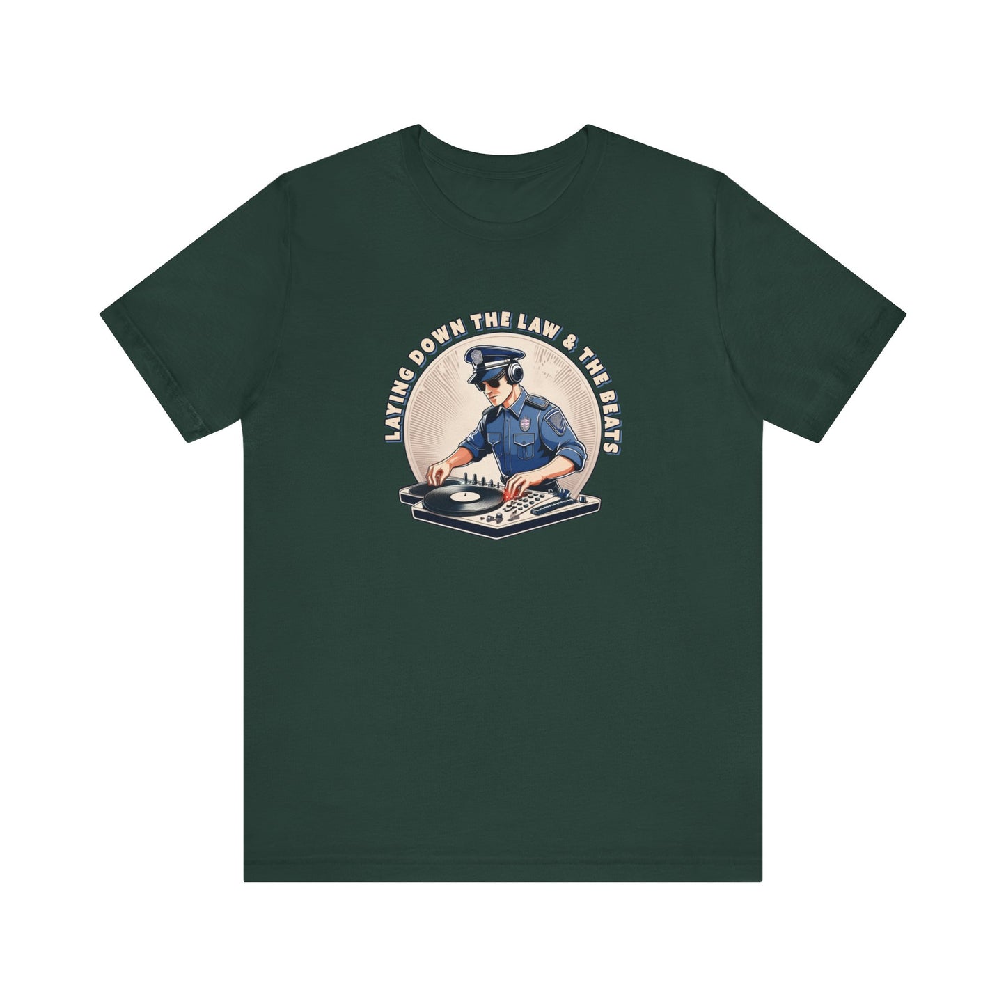 Tagsüber Polizist, nachts DJ – Kurzärmliges T-Shirt – Retro-Design „Laying Down the Law“
