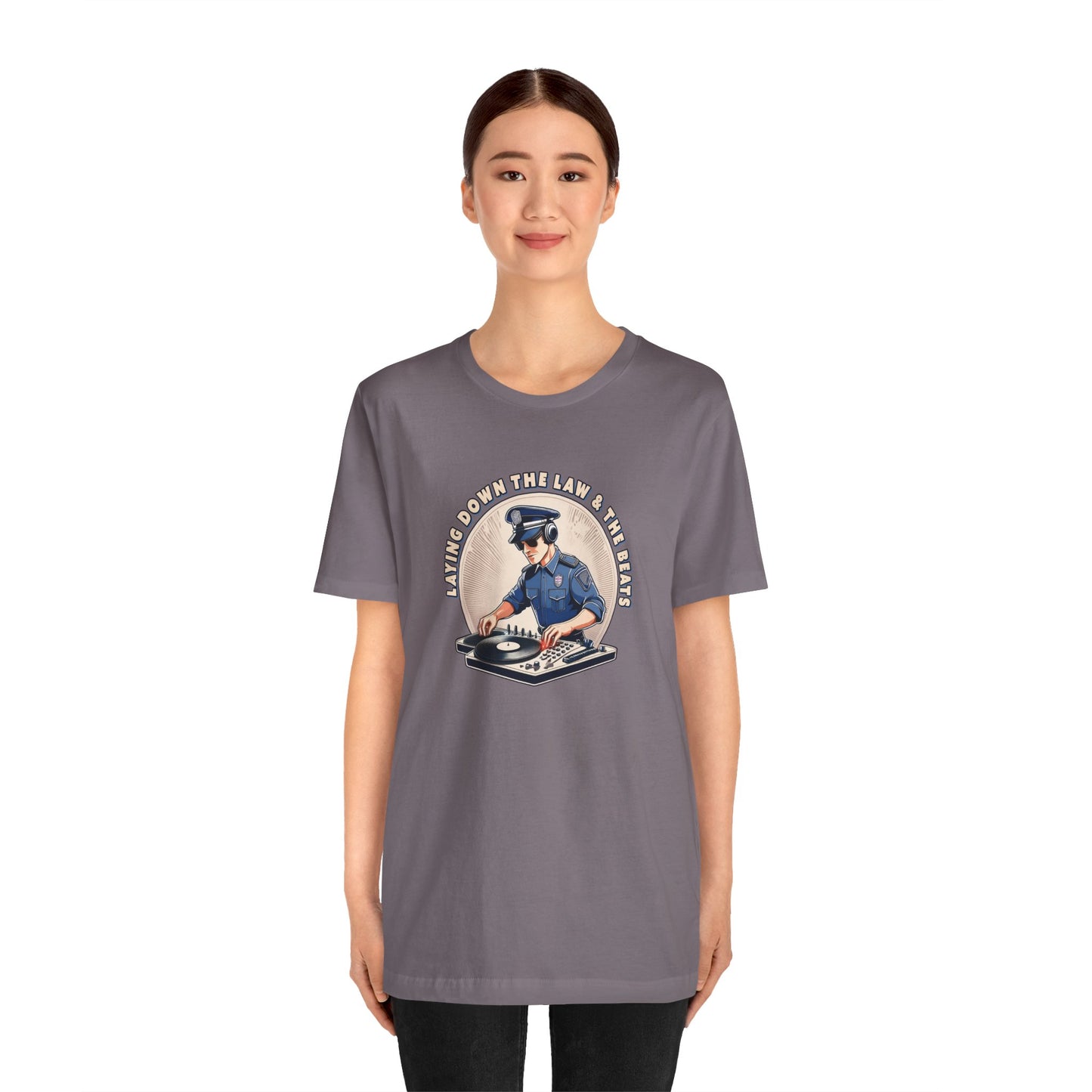 Tagsüber Polizist, nachts DJ – Kurzärmliges T-Shirt – Retro-Design „Laying Down the Law“