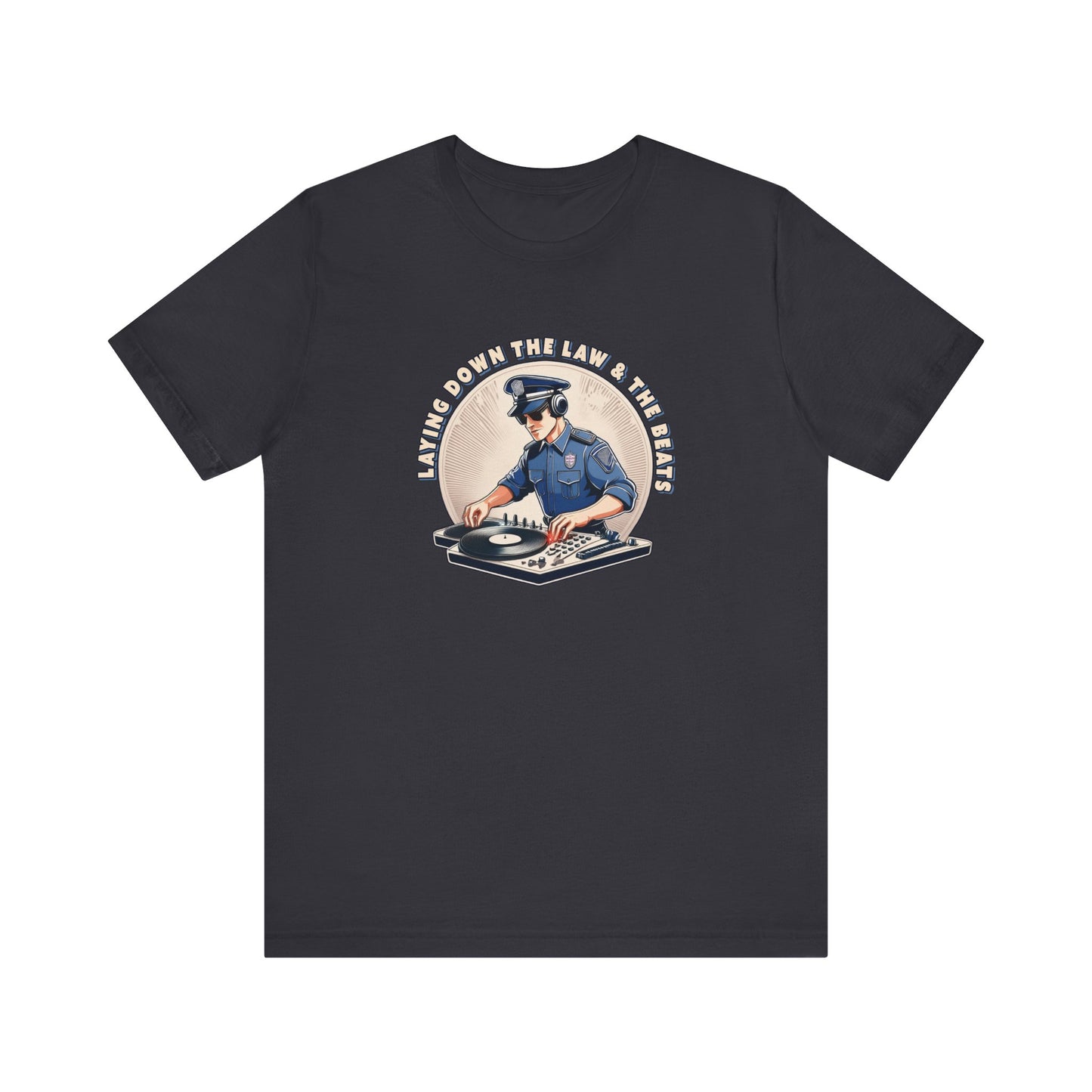 Tagsüber Polizist, nachts DJ – Kurzärmliges T-Shirt – Retro-Design „Laying Down the Law“