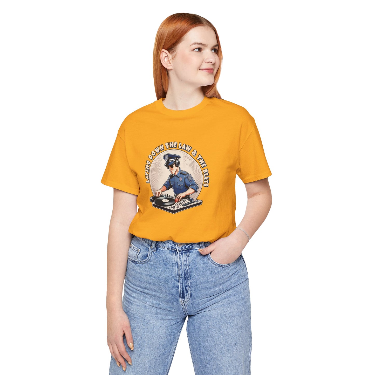 Tagsüber Polizist, nachts DJ – Kurzärmliges T-Shirt – Retro-Design „Laying Down the Law“
