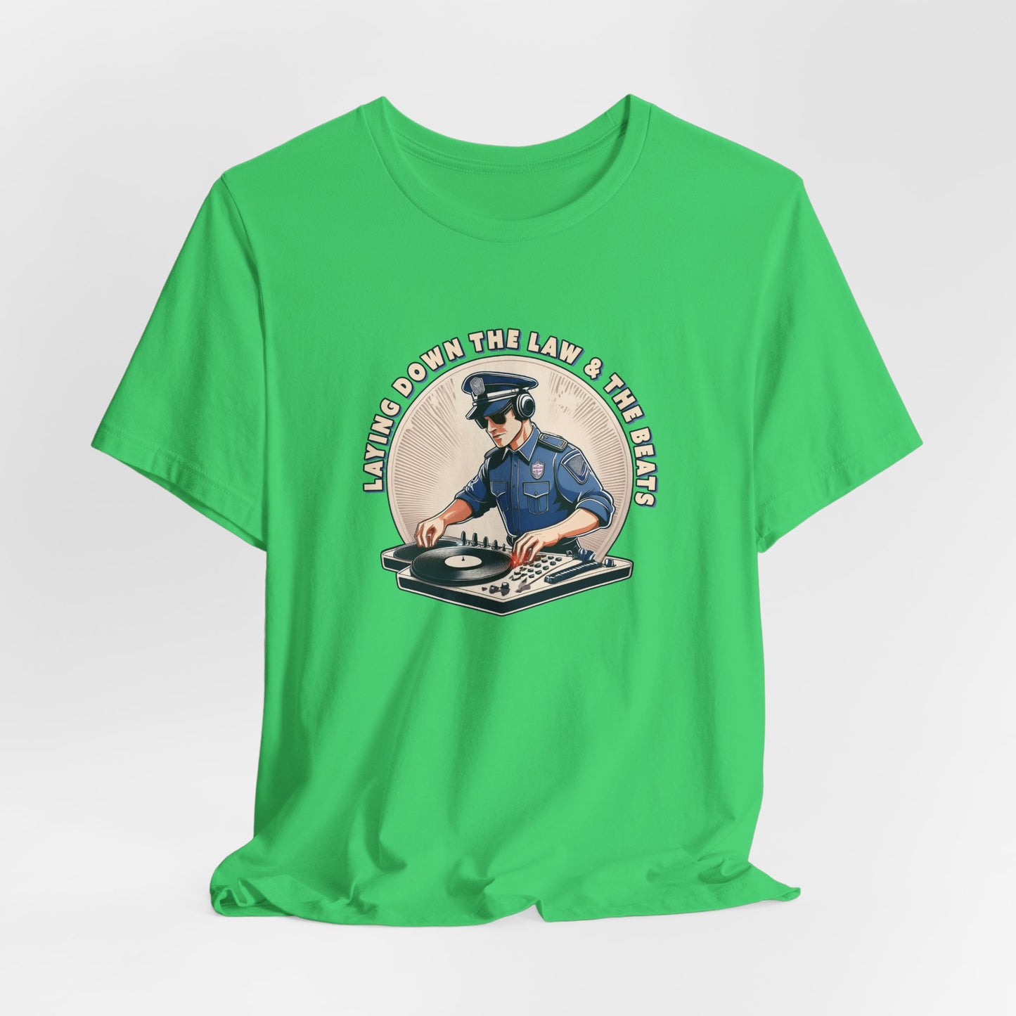 Tagsüber Polizist, nachts DJ – Kurzärmliges T-Shirt – Retro-Design „Laying Down the Law“