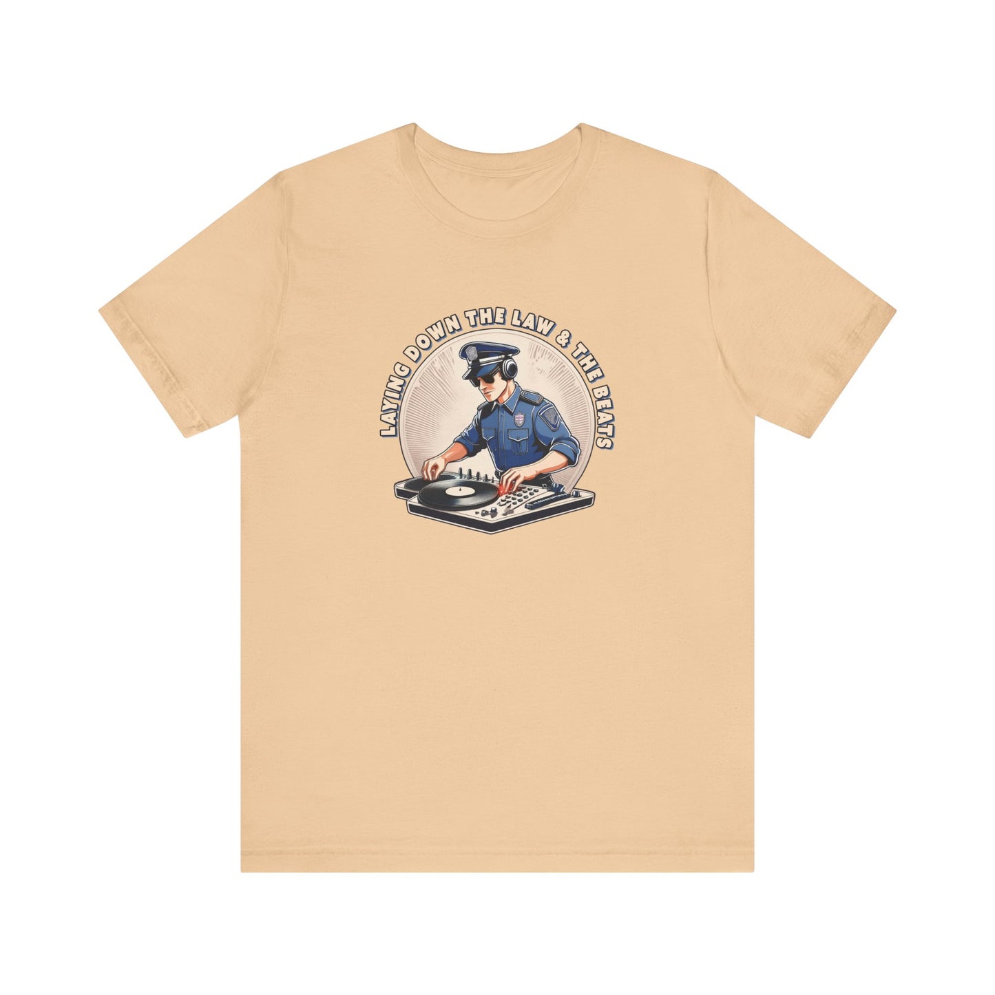 Tagsüber Polizist, nachts DJ – Kurzärmliges T-Shirt – Retro-Design „Laying Down the Law“
