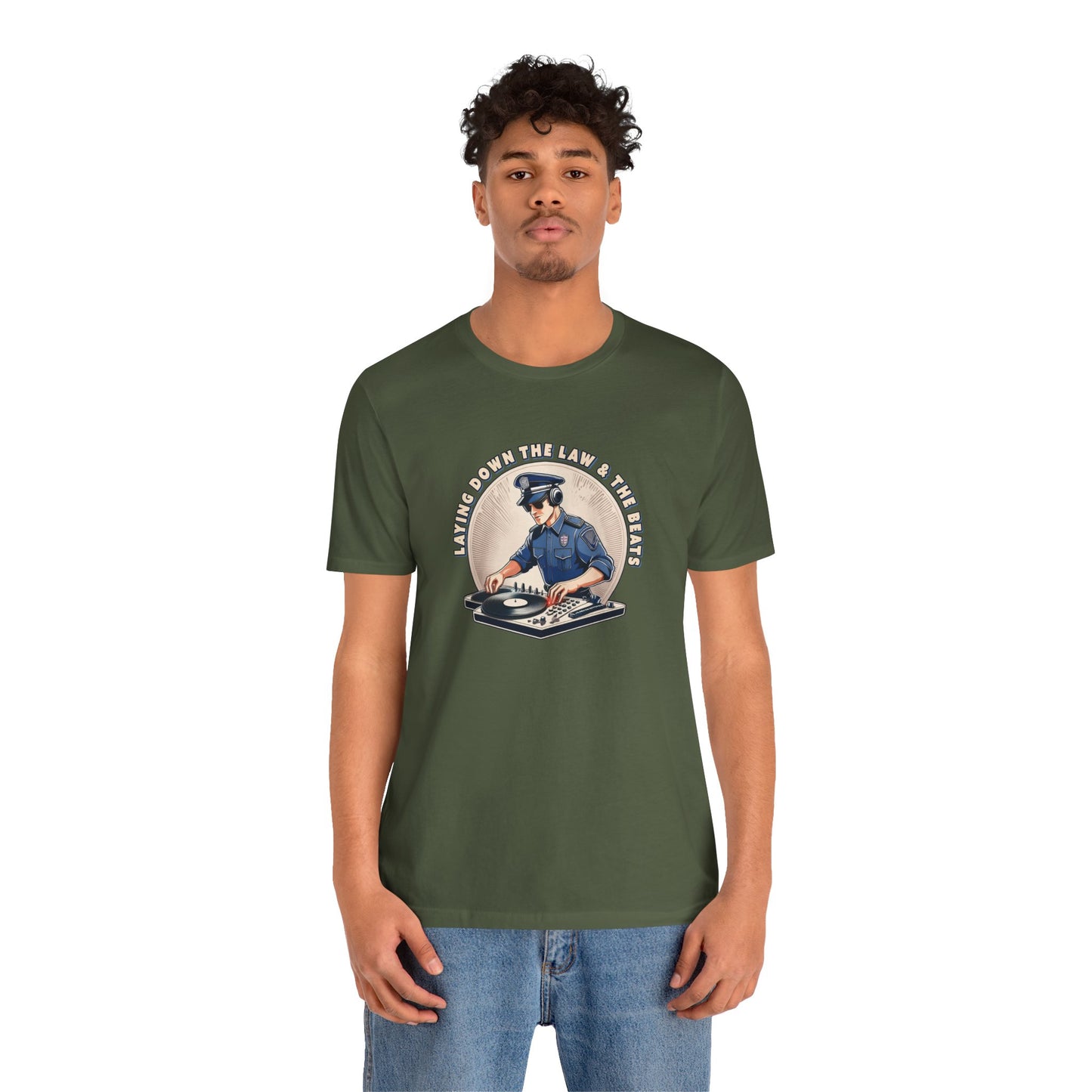 Tagsüber Polizist, nachts DJ – Kurzärmliges T-Shirt – Retro-Design „Laying Down the Law“