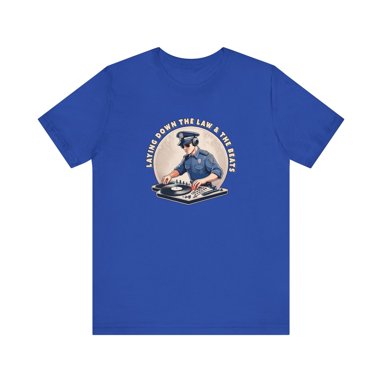 Tagsüber Polizist, nachts DJ – Kurzärmliges T-Shirt – Retro-Design „Laying Down the Law“