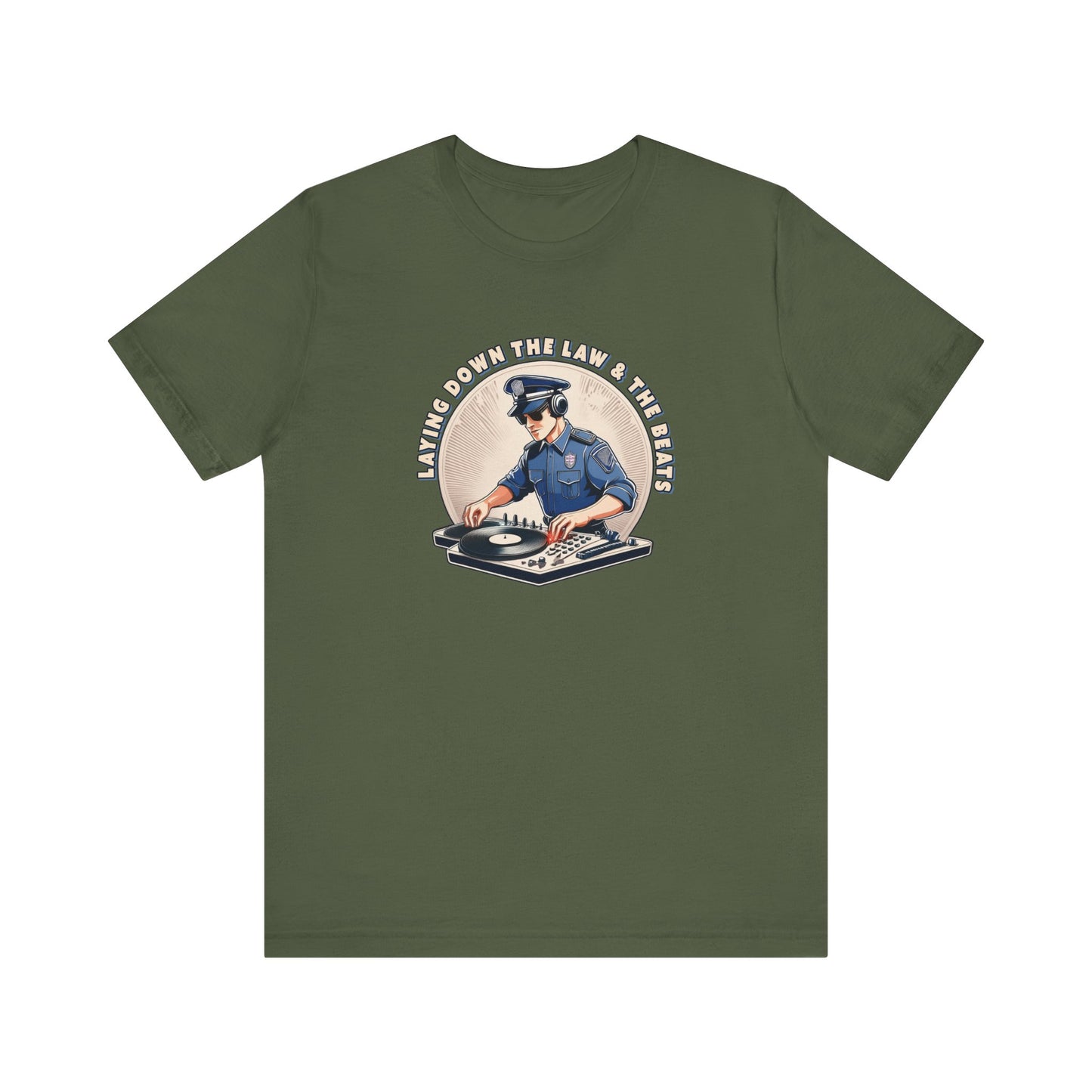Tagsüber Polizist, nachts DJ – Kurzärmliges T-Shirt – Retro-Design „Laying Down the Law“