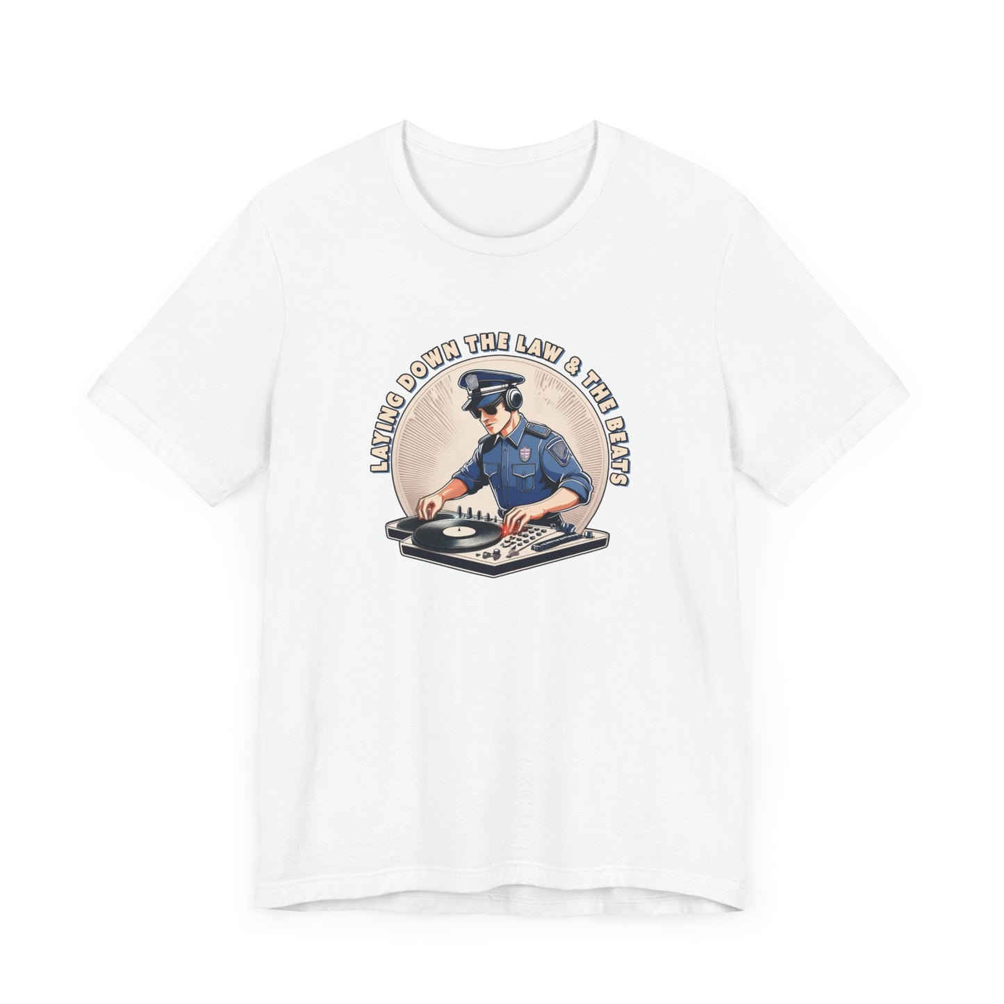Tagsüber Polizist, nachts DJ – Kurzärmliges T-Shirt – Retro-Design „Laying Down the Law“