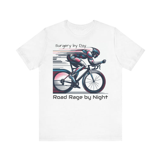 T-Shirt für Radsportbegeisterte – ,Chirurgie bei Tag, Aggression im Straßenverkehr bei Nacht‘, Unisex