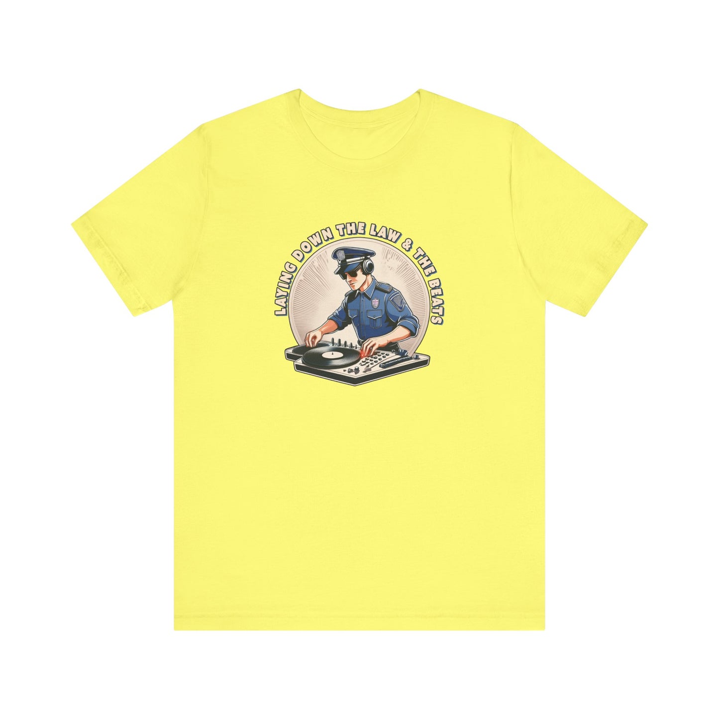 Tagsüber Polizist, nachts DJ – Kurzärmliges T-Shirt – Retro-Design „Laying Down the Law“