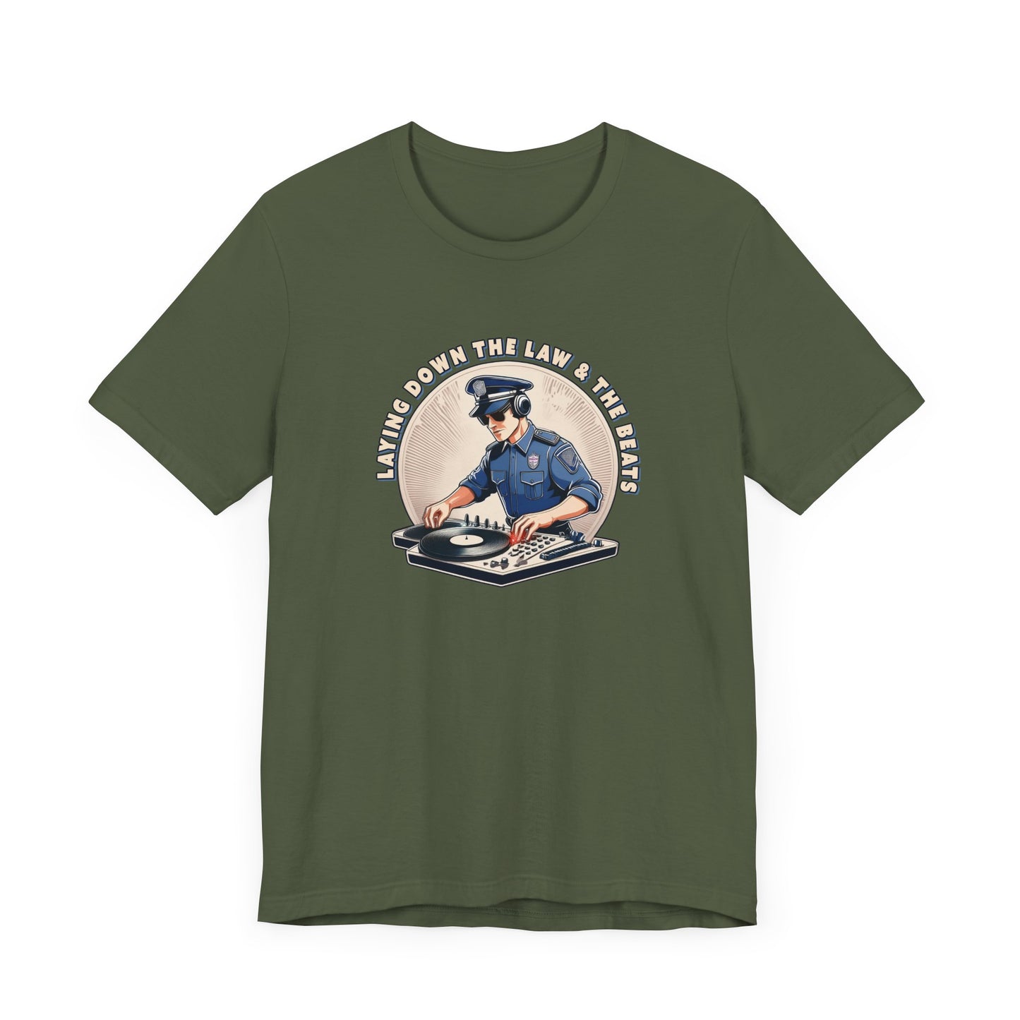Tagsüber Polizist, nachts DJ – Kurzärmliges T-Shirt – Retro-Design „Laying Down the Law“