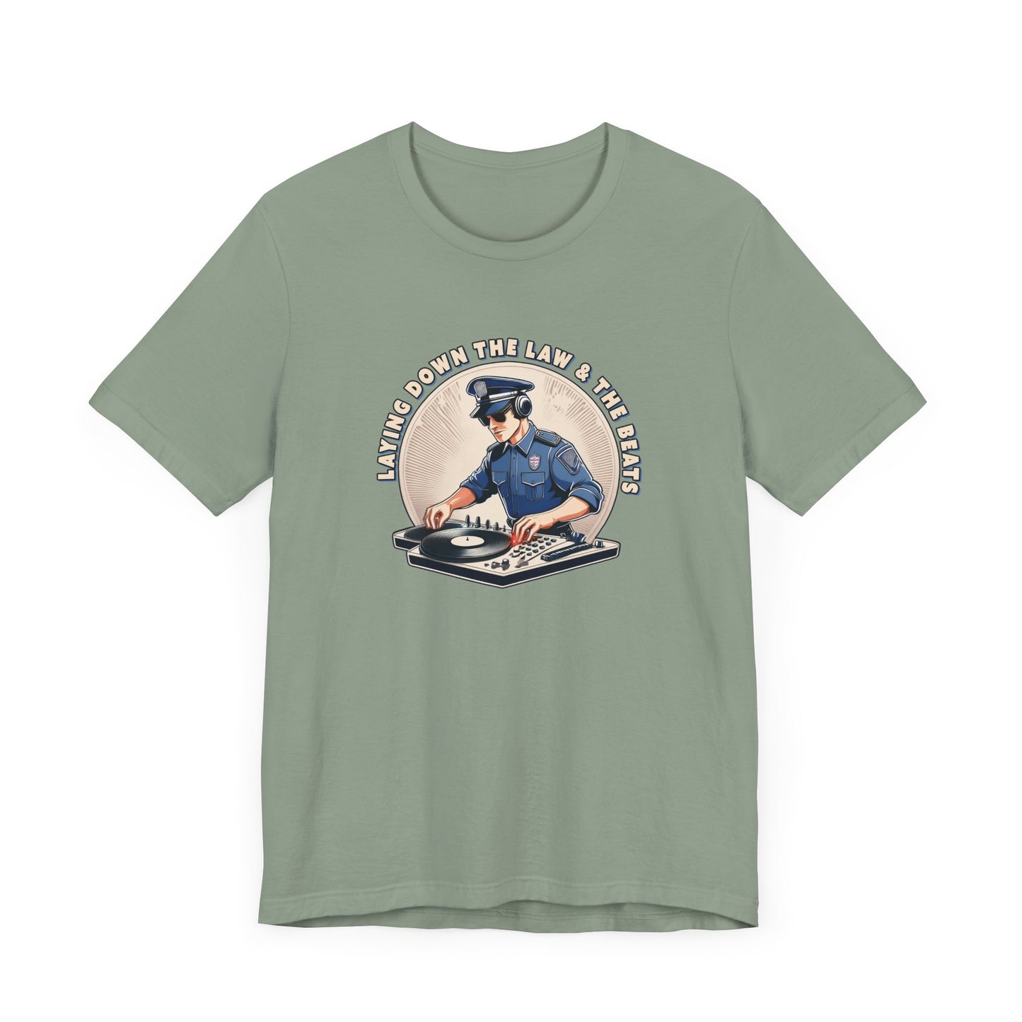 Tagsüber Polizist, nachts DJ – Kurzärmliges T-Shirt – Retro-Design „Laying Down the Law“