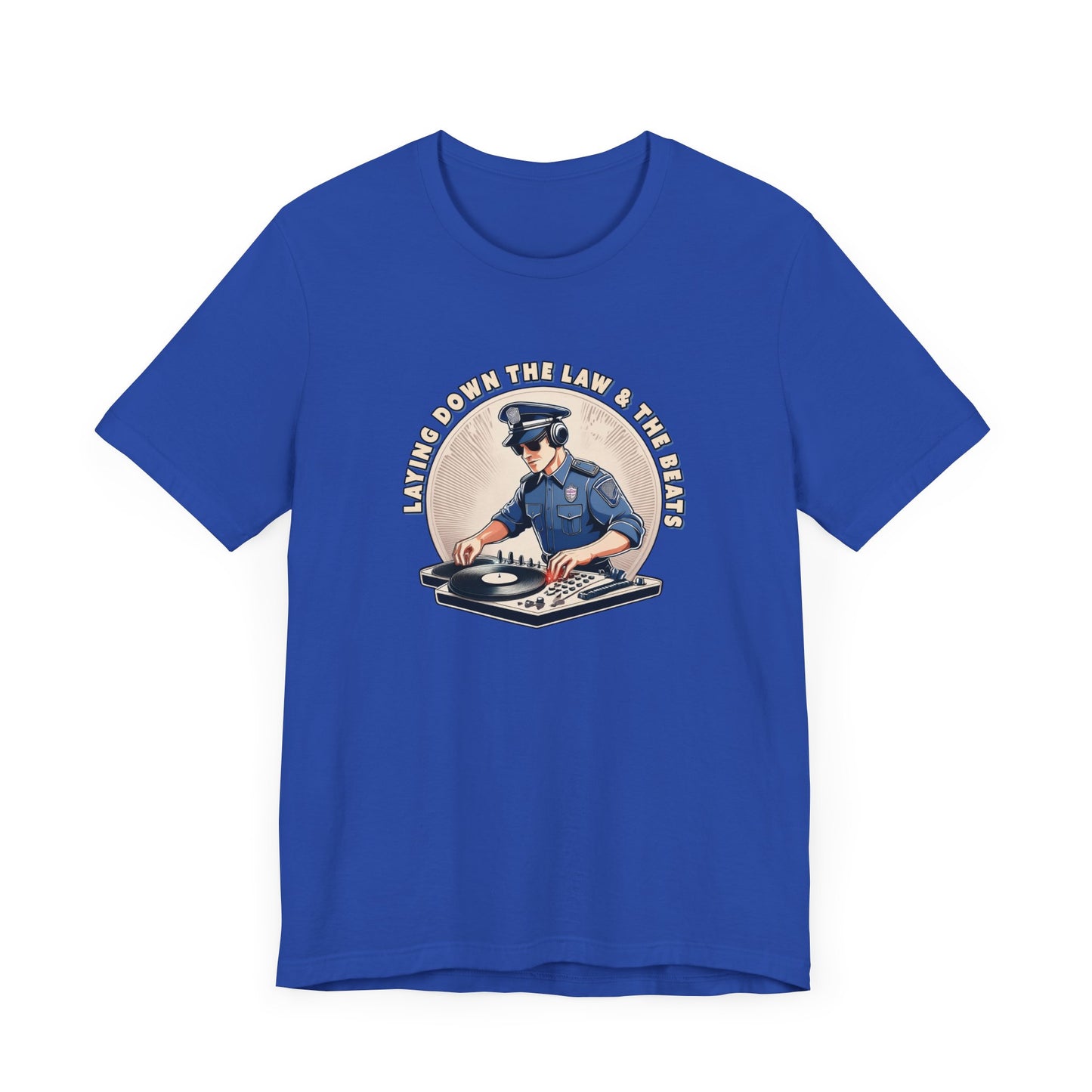 Tagsüber Polizist, nachts DJ – Kurzärmliges T-Shirt – Retro-Design „Laying Down the Law“