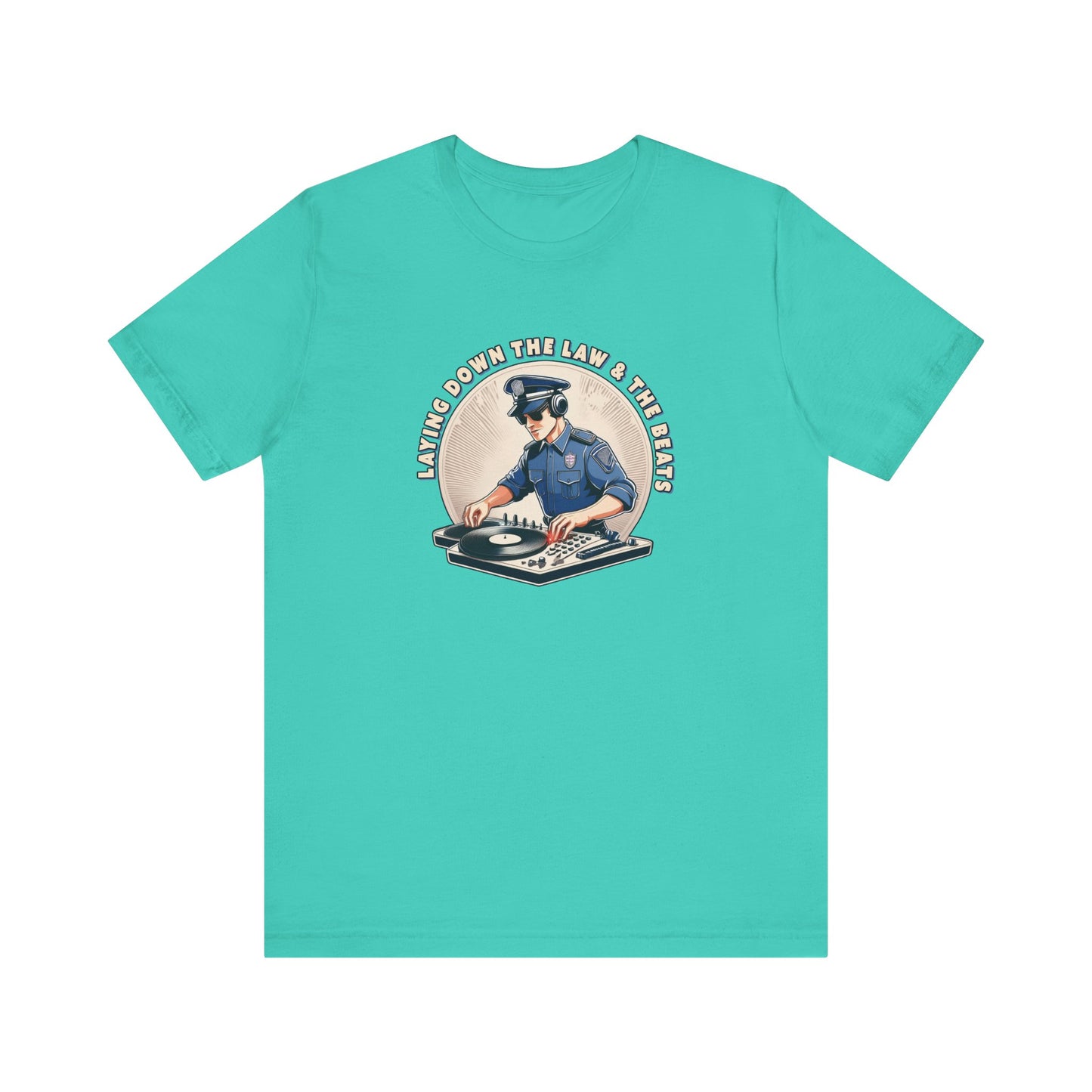 Tagsüber Polizist, nachts DJ – Kurzärmliges T-Shirt – Retro-Design „Laying Down the Law“