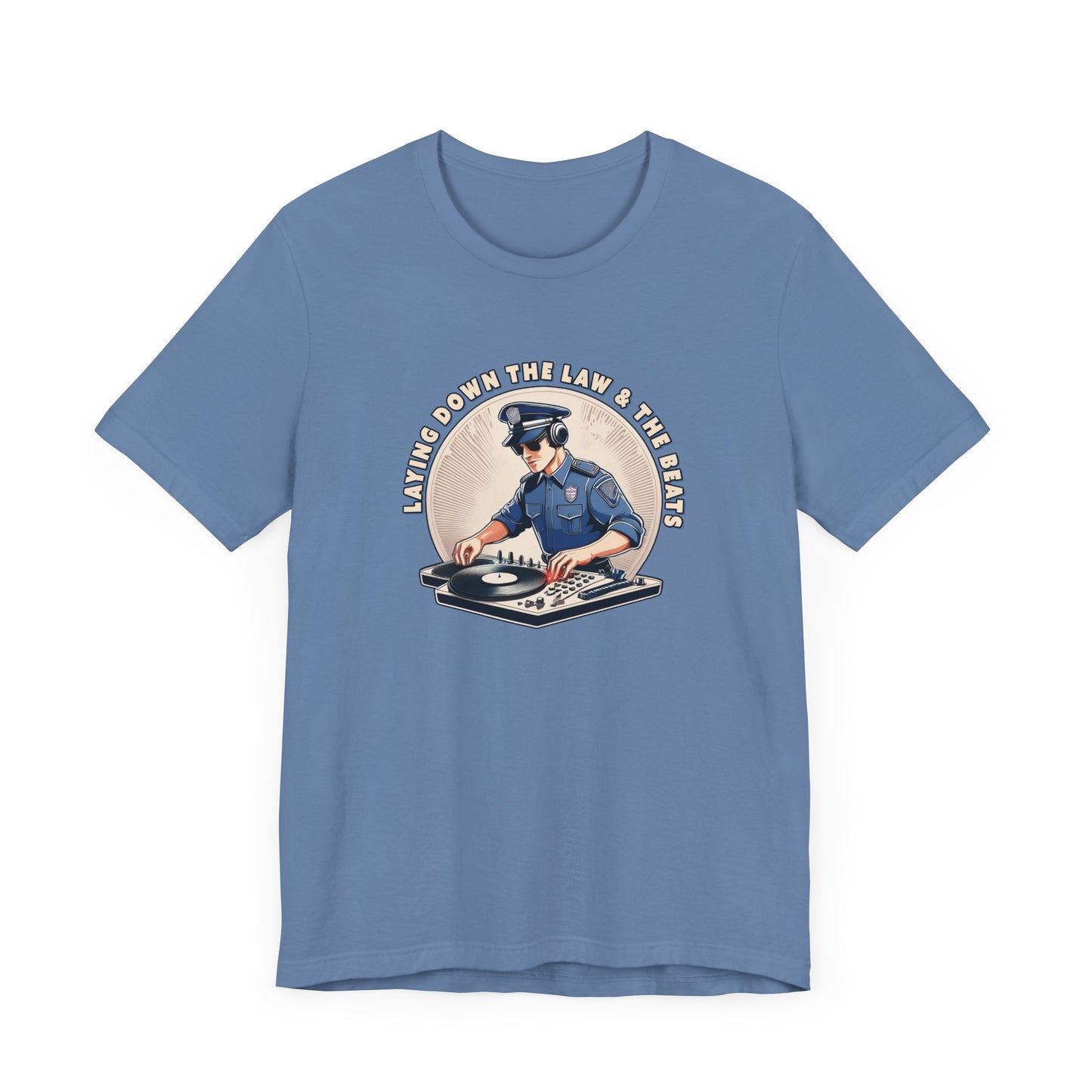 Tagsüber Polizist, nachts DJ – Kurzärmliges T-Shirt – Retro-Design „Laying Down the Law“