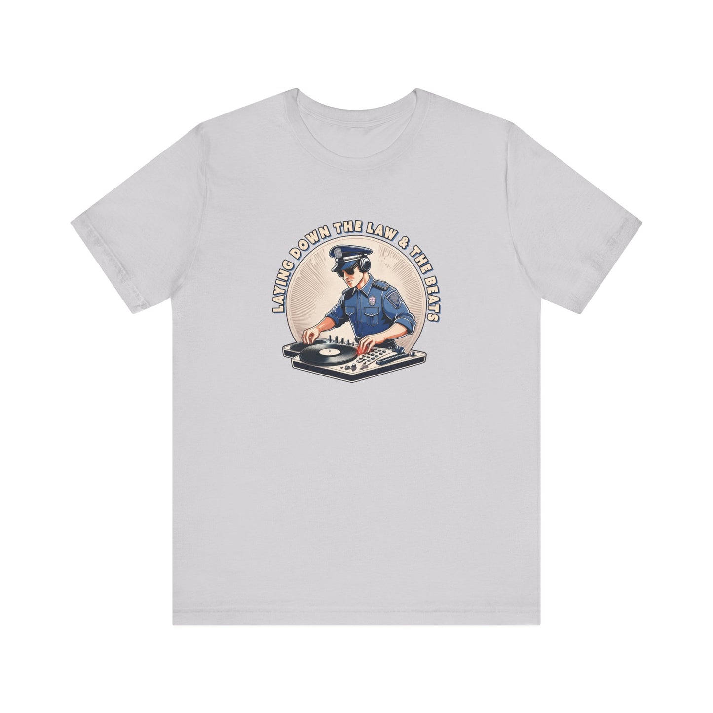 Tagsüber Polizist, nachts DJ – Kurzärmliges T-Shirt – Retro-Design „Laying Down the Law“